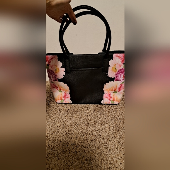 Calvin Klein printed Saffiano flower tote purse, large bag with 3 pockets. - Picture 3 of 9